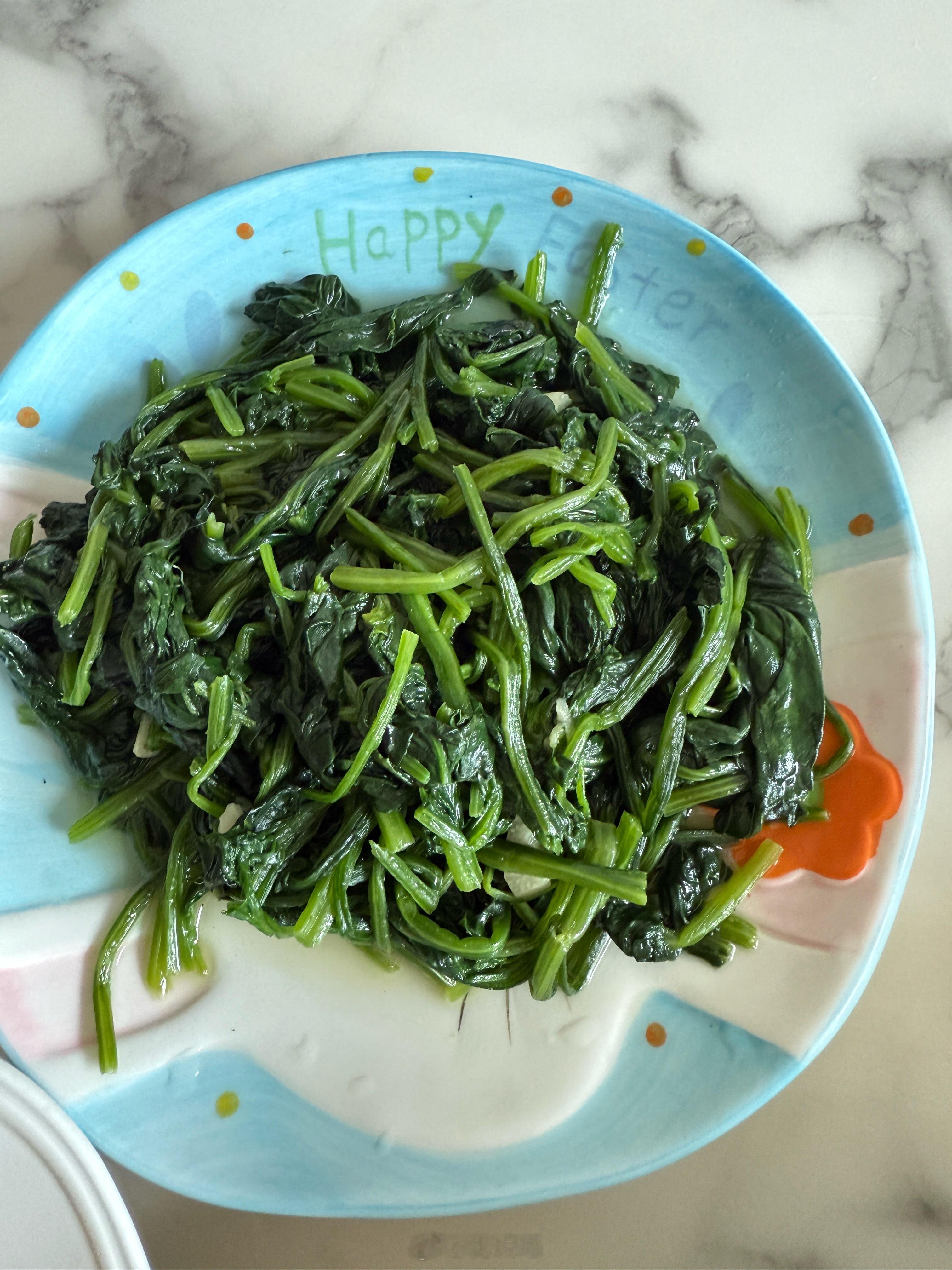 吃饭了为了赶上减肥进度，我也开始吃沙拉了旅蛙买回来的沙是纯纯菜叶子，我加了油醋汁