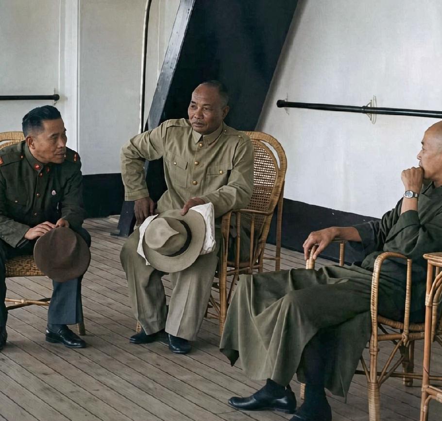 1949年，汤恩伯在军舰上，一张罕见留影，狼狈退台，从此彻底失势，退出历史舞台