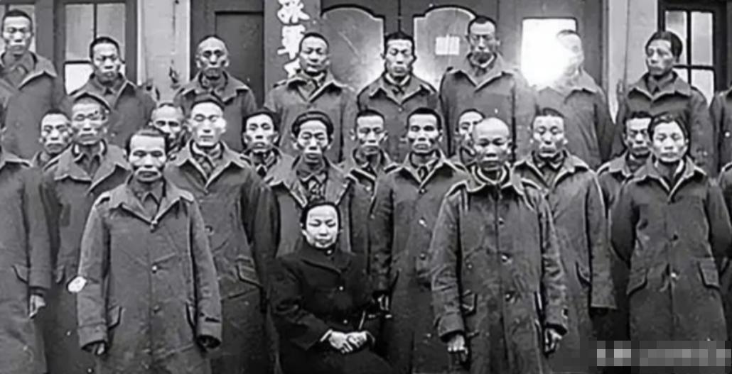 1949年，上海市长陈毅收到抗日英雄谢晋元妻子的求助信，信中写道：“我们已经吃不