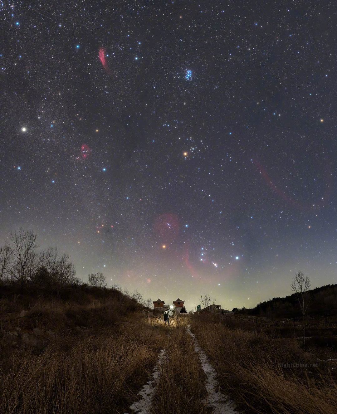 冬至之后，北方大地被寒意封存，夜色却愈发辽阔。猎户高悬，天狼闪耀，冬季六边形在星