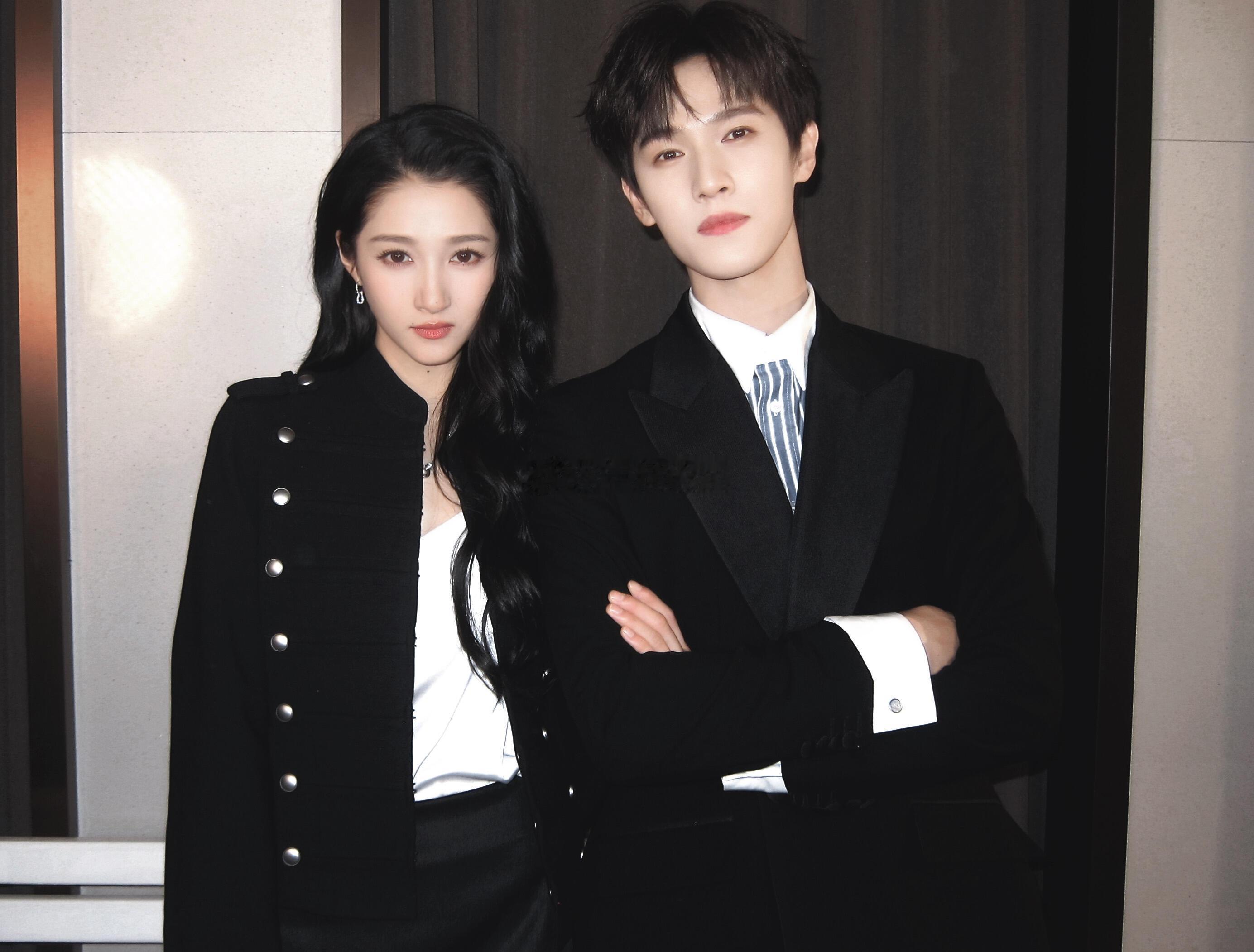 关晓彤李昀锐合照我们定晴信武对抗路情侣超级般配！ 