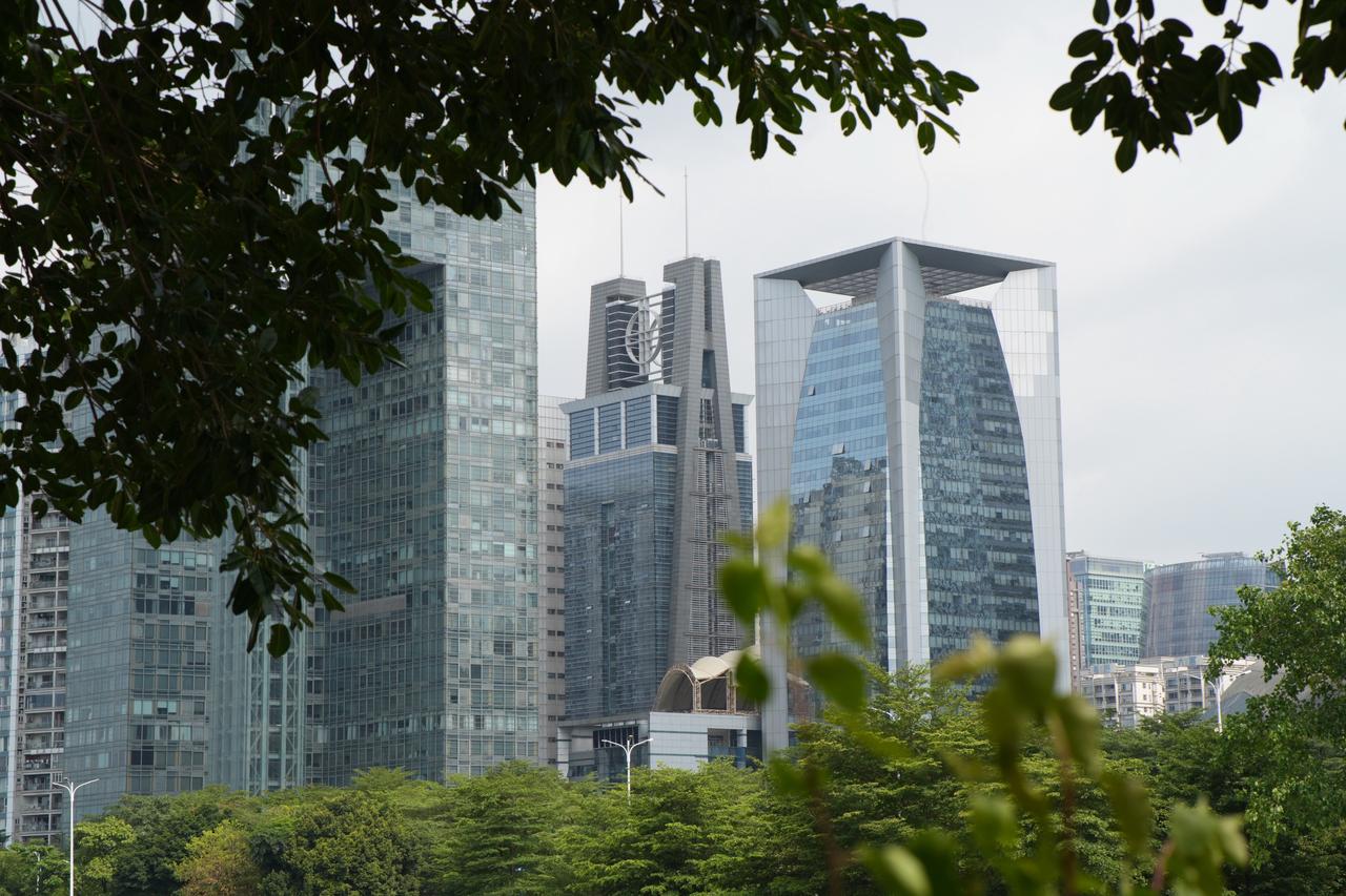 今天来逛广州花城广场，它建设于2006年，占地面积约56万平方米，是广州规模最大