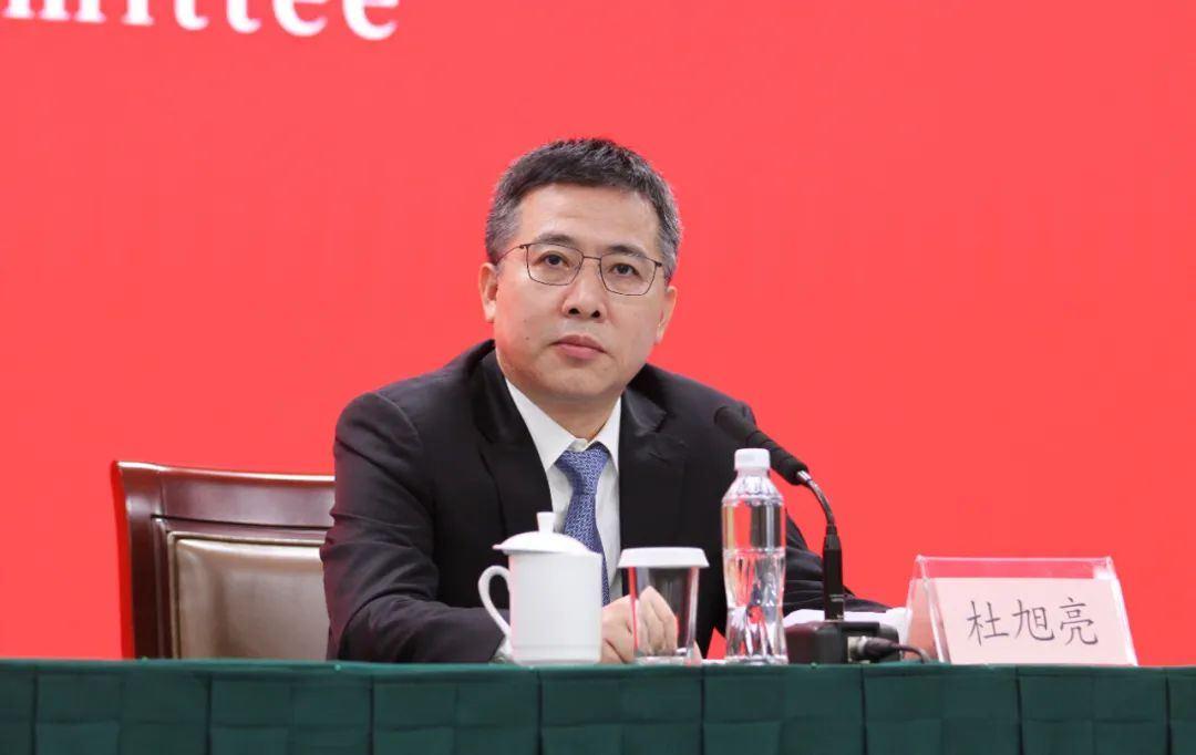 浙江新来了个副省级领导，杭州新来个代理市长接替他原来的职务。根据杭州市人大相关会