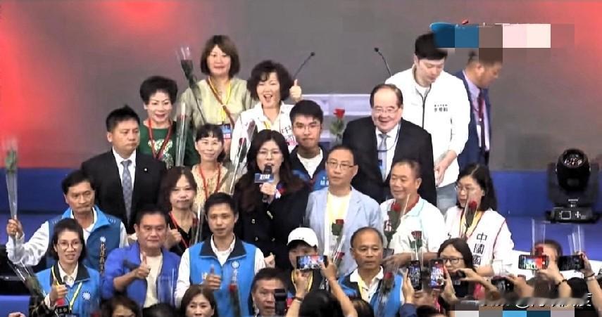 国民党全代会上午结束后，郑丽文突喊代表留步，临时一动作，惊呆全场！
上午第二次全