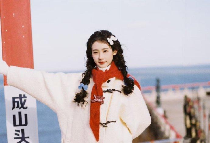 想要张艺凡这样的邻家妹妹 张艺凡扎着麻花辫，灵动得像林间小鹿。笑容如糖般甜蜜，瞬