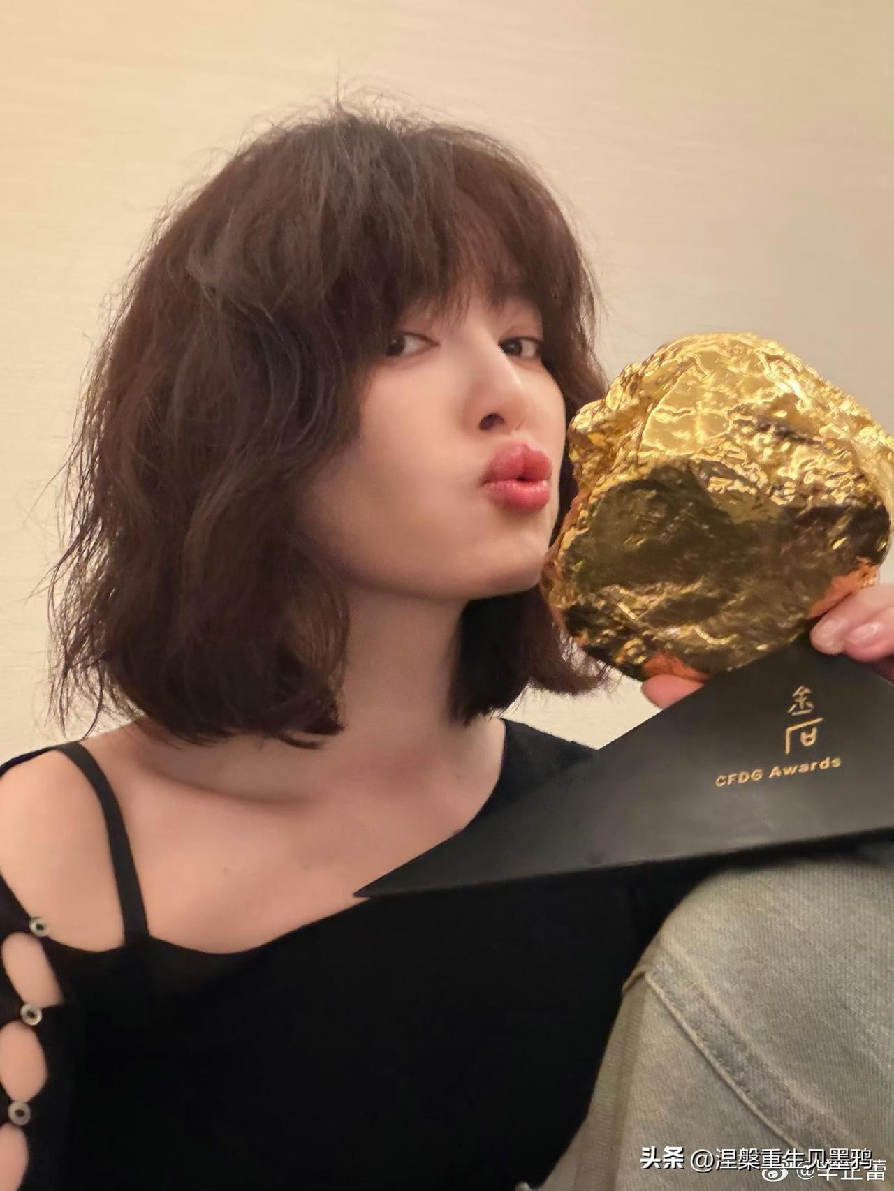 辛芷蕾晒亲吻年度女演员奖杯照

辛芷蕾在社交平台晒出的这组私下随拍，没有红毯上的