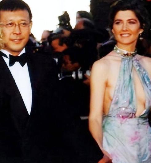 谁能想到，在华语影坛呼风唤雨、出了名脾气火爆的硬汉姜文，居然会被一个8岁的小女孩