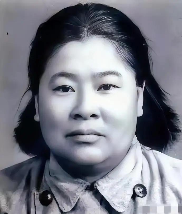 这位百岁老人叫何子友，1913年出生在四川苍溪县一个穷苦农家。家里穷得揭不开锅，