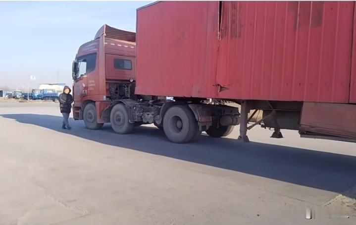 半挂车驾驶冷知识（实用避坑版）
 
1. 刹车必排积水：气刹系统冷天/雨天易存水