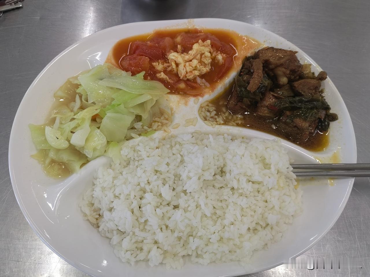 一份简单却丰富的饭菜，虽不华丽却透着踏实的烟火气。清淡爽口的清炒包菜、酸酸甜甜的