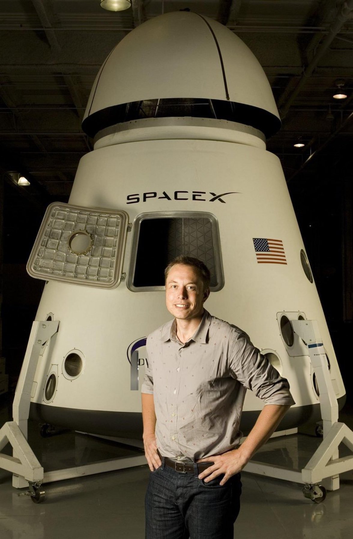 2008年，马斯克与SpaceX龙飞船合影 