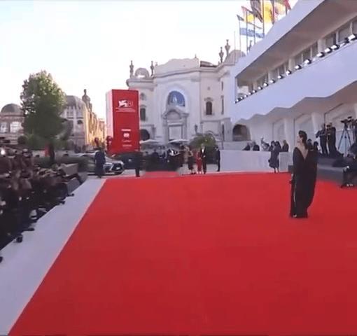 章子怡现在状态是不是已经扛不住这种怼脸拍的镜头了？ ​​​