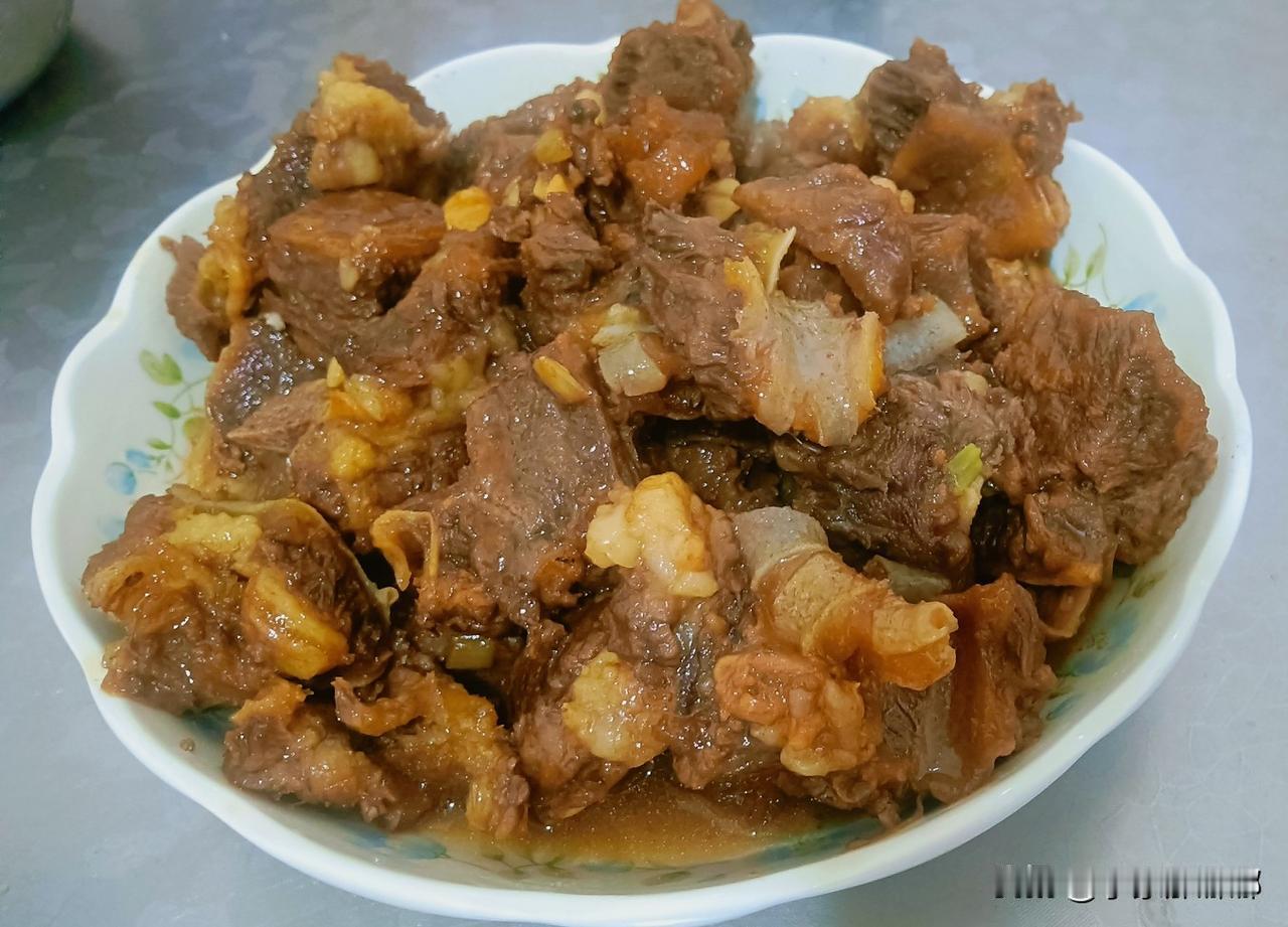 晚饭，即墨农村老李家今晚两人的晚饭。

红烧牛肋排
芋头炖蛤蜊时
——

今晚做