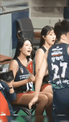 这两个啦啦队女孩，脸上的表情太夸张了，通过她们脸上流露出来的表情，也能看出她们的