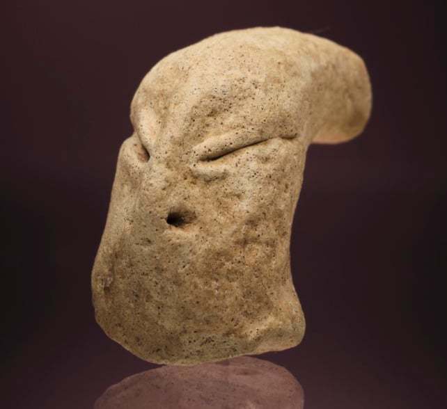 科威特北部苏比亚沙漠地区发现的蛇头人雕塑，距今7000年前，同时还发现了大量陶瓷
