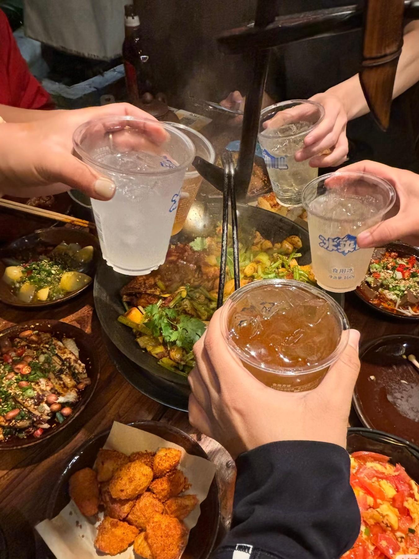 呼呼和朋友吃饭喝酒的快乐🍻世界上有很多东西可以靠努力争取但拥有有情有意的爱人和