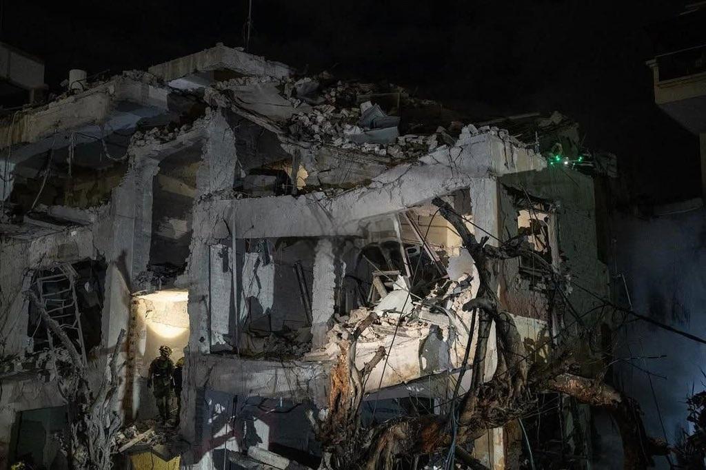 特拉维夫的局势十分糟糕，一些居民区已被摧毁。

它因伊朗发射的导弹而遭受严重破坏