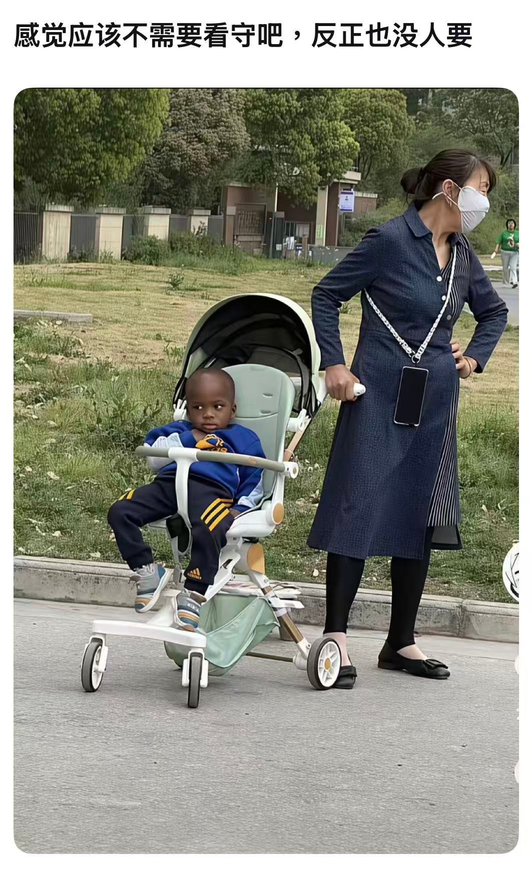 秦岭笑谈 感觉应该不需要看守吧，反正也没人要😂阿姨全程口罩遮脸，单手叉腰浑身都