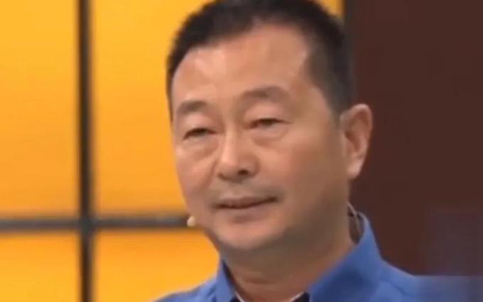 2000年，败家丈夫花8万块买一张桌子，激动得三天吃不进饭睡不好觉，妻子一气之下