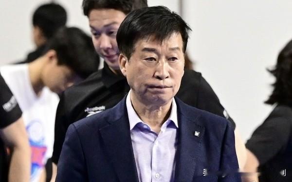 金浩哲辞去IBK企业银行主教练一职后，球队将由47岁的呂午铉担任代理主教练的职务