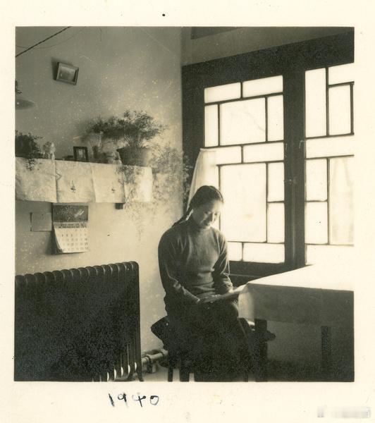 李效黎在燕京大学的宿舍里，北京，1940 年 ​​​