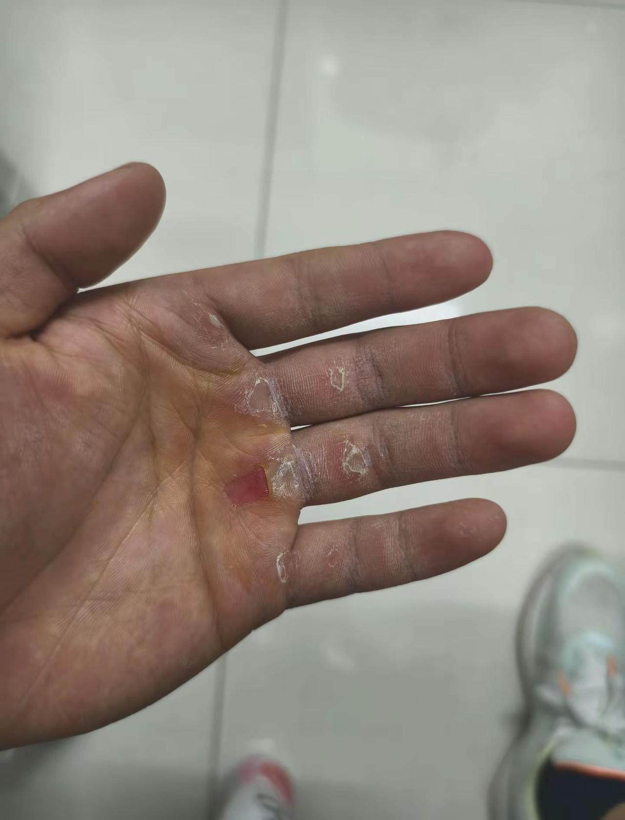 训练争气不逞强，安全第一科学预防。有的孩子当兵两年健健康康，平平安安回家，身强力