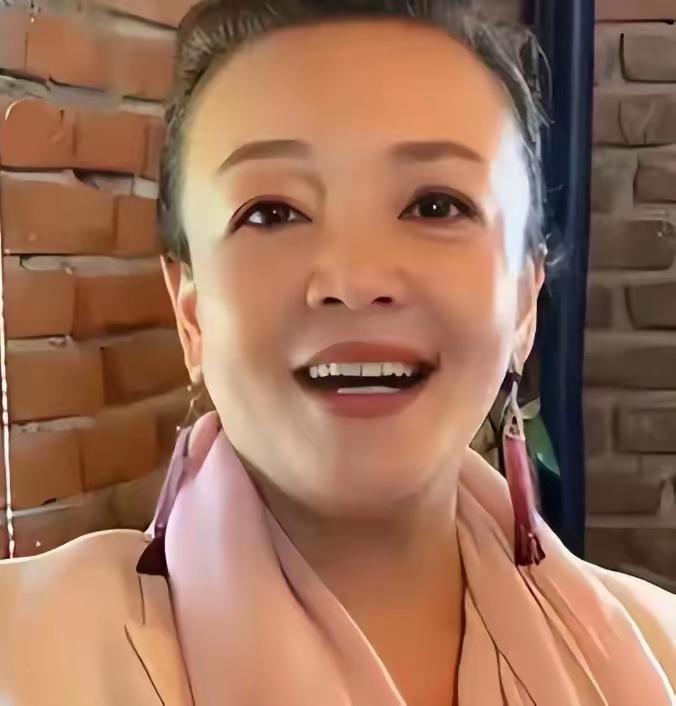 兰姐余生请为自己活一把，别操心太重了。
兰姐看到两条消息全是扎心的，
麻六记再难