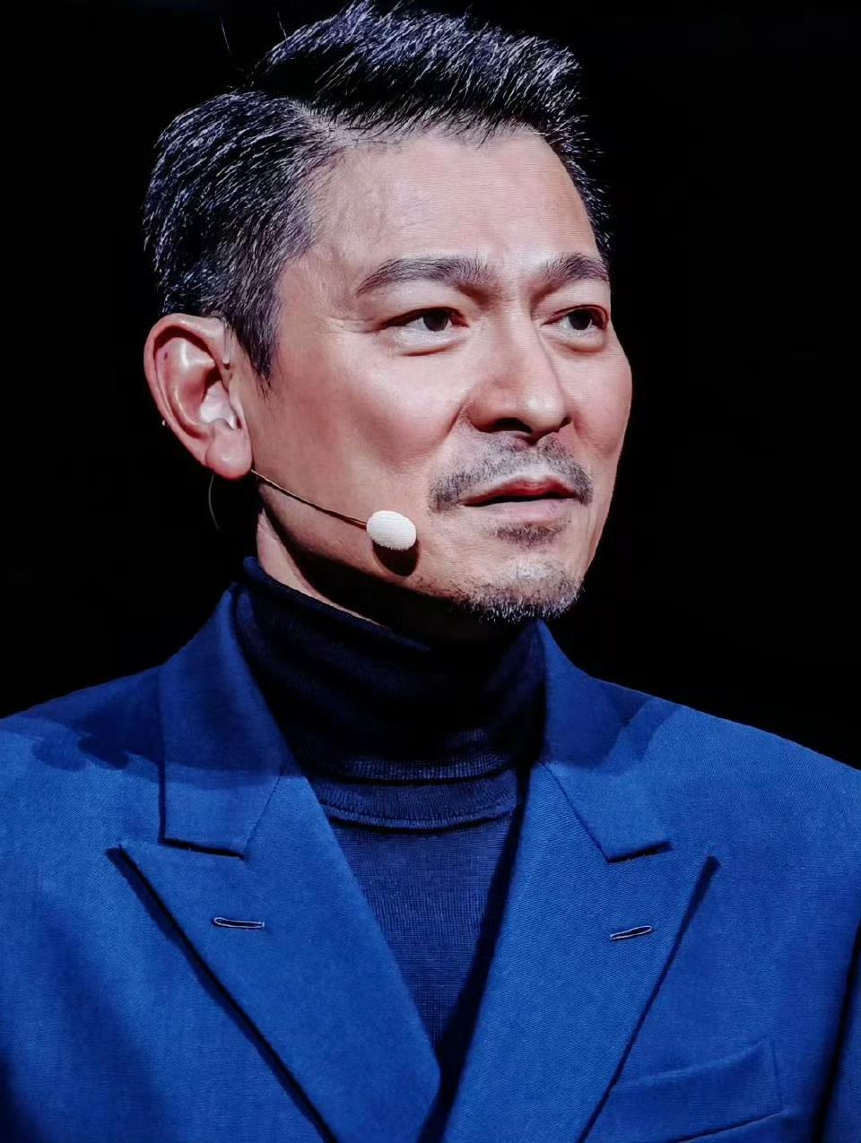 刘德华生图，
他就怎么没有抬头纹呢？不可思议！
