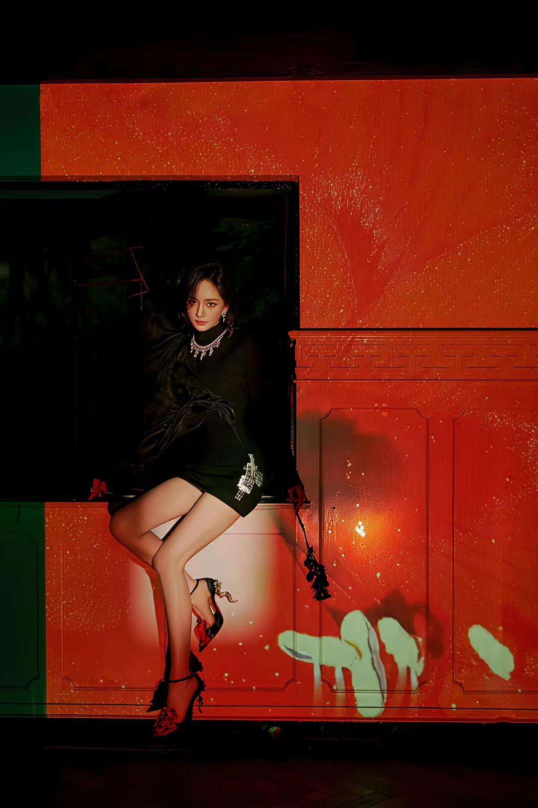 杨幂太瘦太单薄了，体态又不挺拔，脖子前倾，影响了造型最终效果。跟刘亦菲站一块，刘