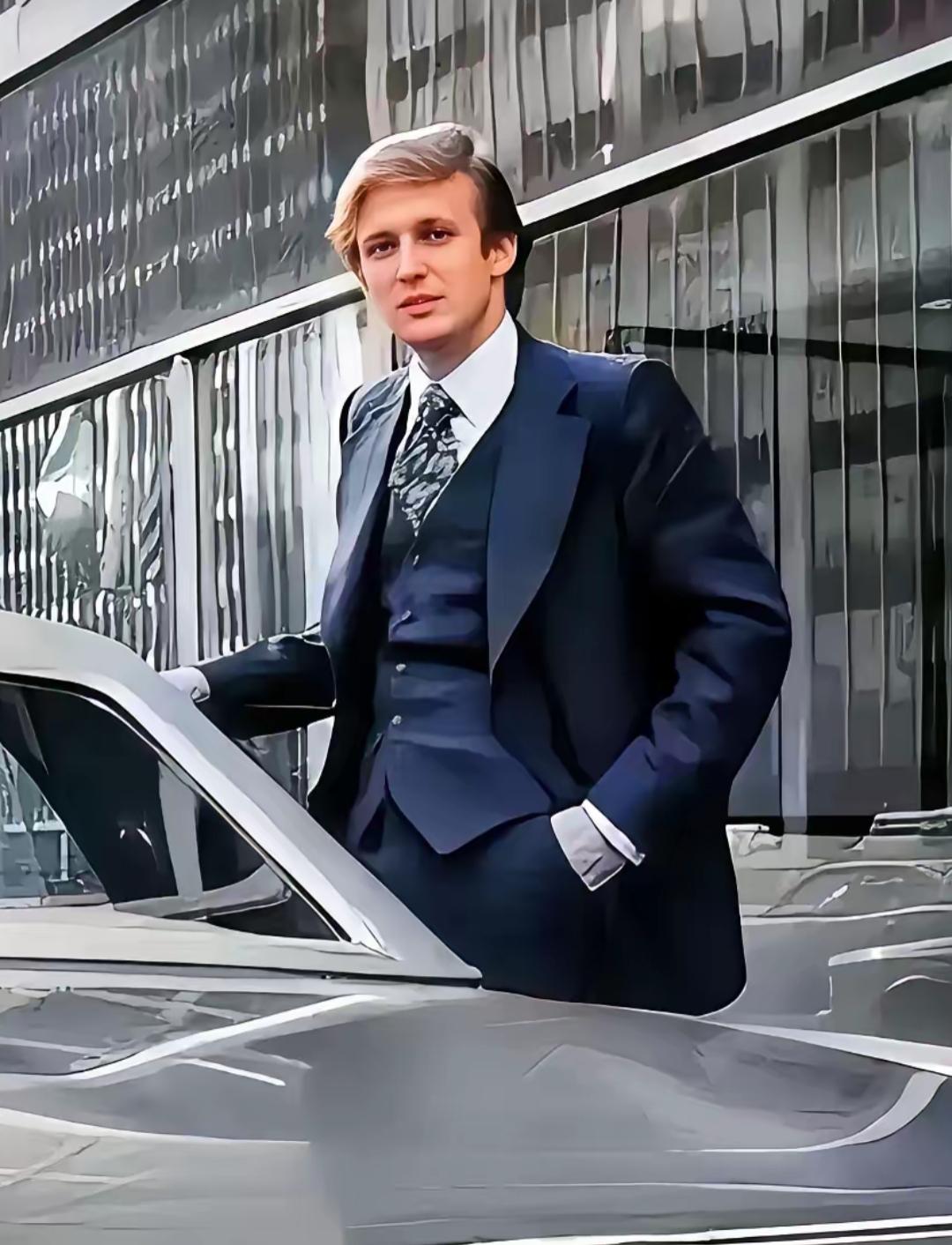 这位帅哥穿着西装，站在车旁。这伙计30多岁也挺帅气，风度翩翩公子哥，认识他吗？听