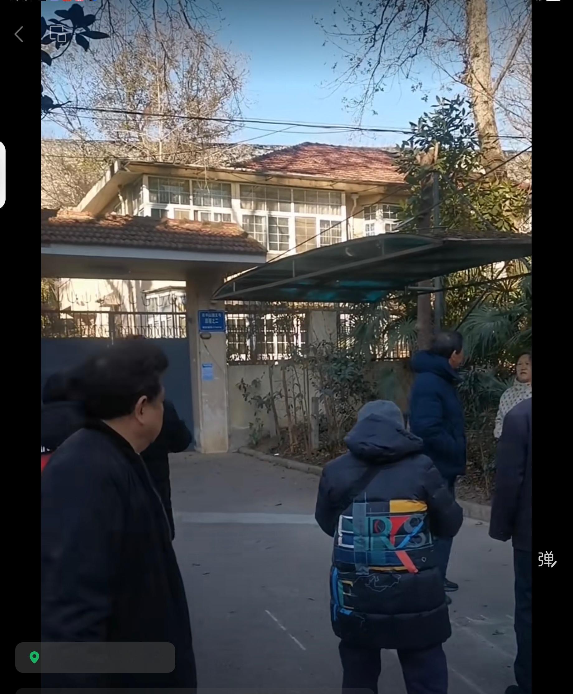 【徐湖平父亲在抗日战争应该是中级干部】因为徐湖平生于1945年1月，徐父徐志平和