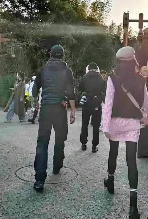 74岁刘晓庆扮大学生了，与向太合影蹲前面，颜值被48岁李小冉碾压 