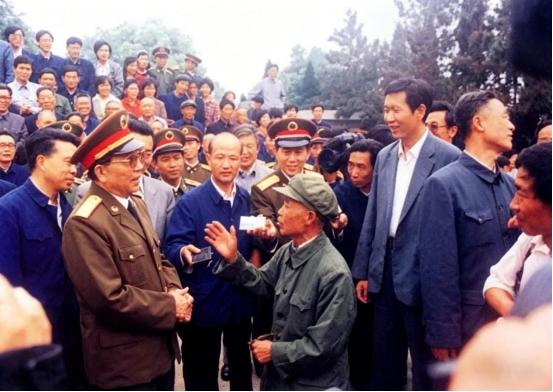 1982年，一份文件判了红安卷烟厂死刑，秦基伟将军拿着一张6年前的旧批文，敲开两