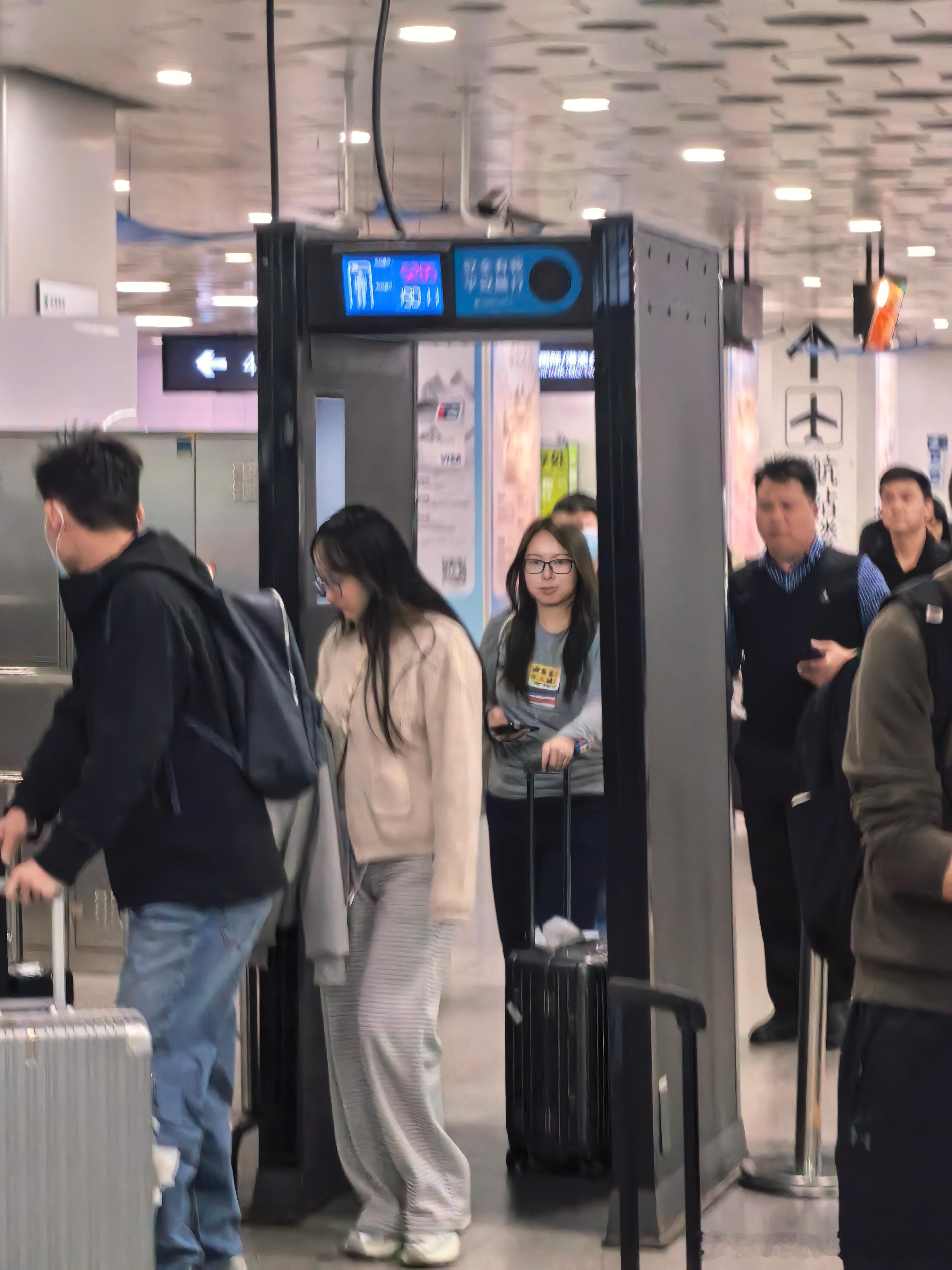 是真喜欢深圳的安检设置，地铁直接过这一个闸门不用放行李、机场的易安检也是真易安检