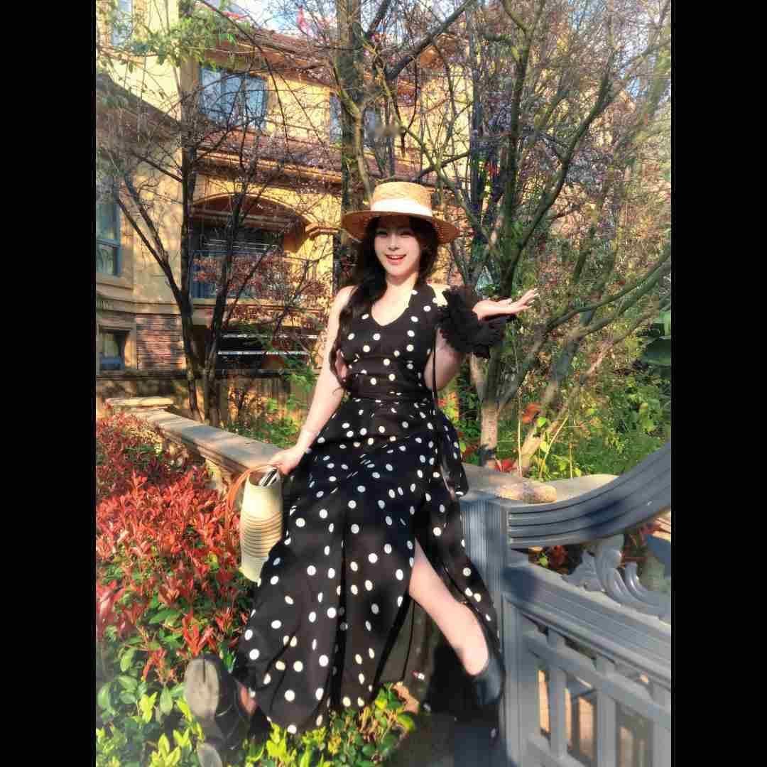 麻辣女人【梦中情猫】自带胸垫法式挂脖连衣裙（短款210/长款209），挂脖露肩掐