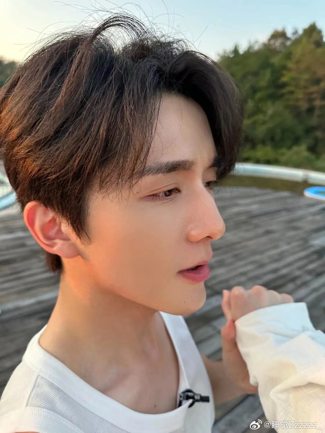#张新成[超话]# 我的老天爷，这个怼脸拍也太绝了，他怎么做到皮肤这么好的[泪]