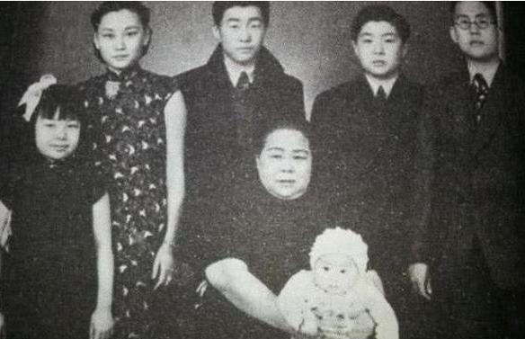 上将韩复榘被枪决后，他的妻子带着孩子颠沛流离，战败后她带着孩子选择留在了大陆，而