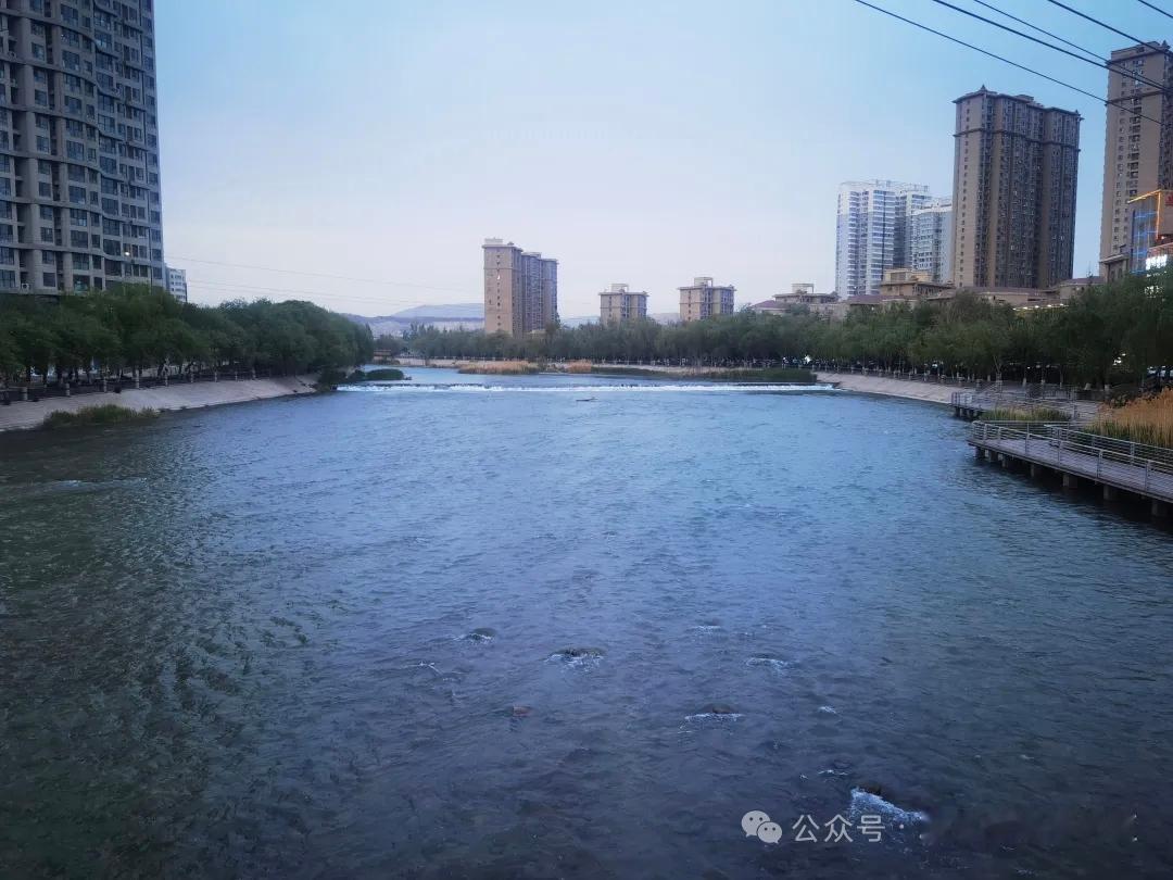 走一趟南疆，才懂什么叫“中国之大，山河壮阔”
 
当飞机越过千里戈壁，降落在库勒