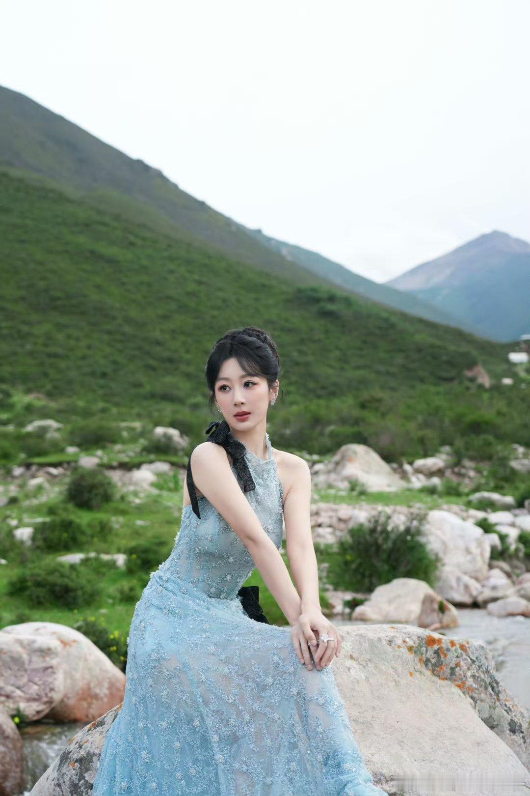 杨紫蓝色挂脖纱裙杨紫游曳深邃自然出图杨紫游曳深邃自然出图，景美人更美 ​​​