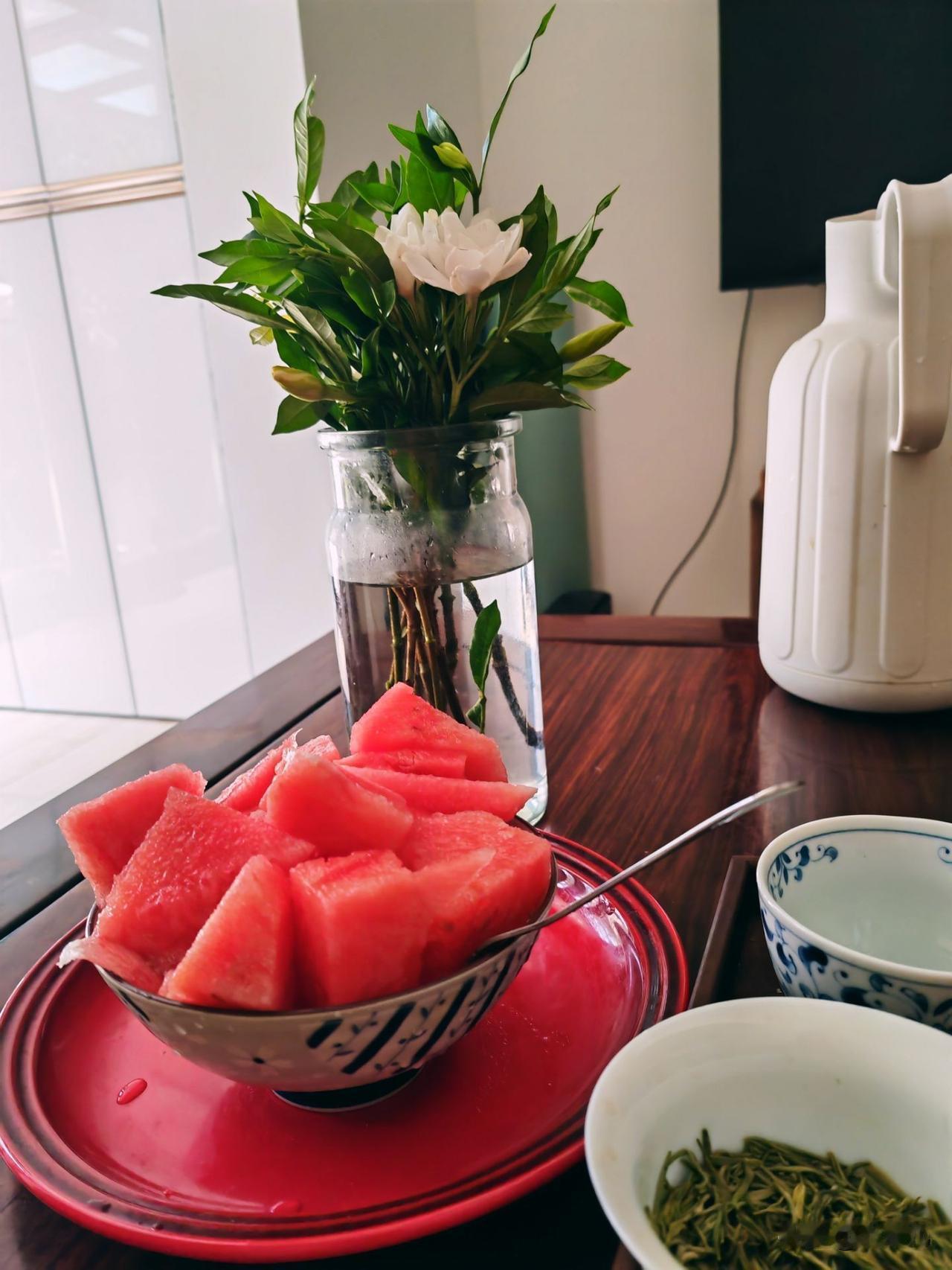我们的子女中有些不婚不育已成定局。
将来这三种生活方式将逐步取代婚姻。
1.只恋