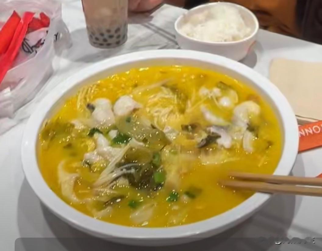暴热了两天，昨晚半夜起风了，今天早上凉风习习，甚至清爽。

看还在熟睡中的女儿，