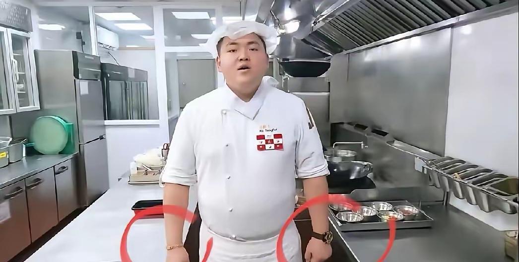 西贝这波操作也太离谱了吧！简直是自己打自己脸！看看后厨那师傅，手上又戴名表又挂大