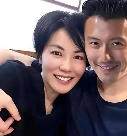 谢霆锋之所以离不开王菲，原因其实很纯粹。除了王菲长得好看、性格顺从之外，最关键的