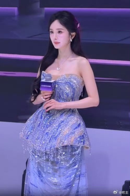 杨幂上海线下生图杨幂上海线下状态杨幂把海洋穿身上了杨幂真的很会穿！蓝色海洋高定优