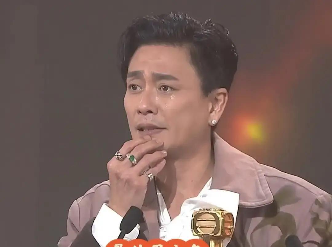 20年陪跑，一夜间翻盘
 
第一次拿视帝，黄宗泽没哭。镜头扫过，他低头整了整西装