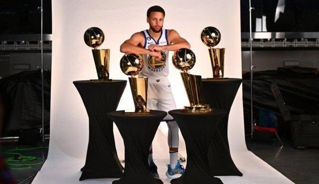 NBA超巨效力过哪些王朝球队及冠军数：
1，乔，丹，公牛王朝，6冠
2，拉塞尔，