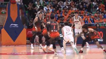 郭艾伦持球失误，高诗岩抢断后送出脑后不看人长传，珀塞尔前场空接暴扣，分差拉开上双