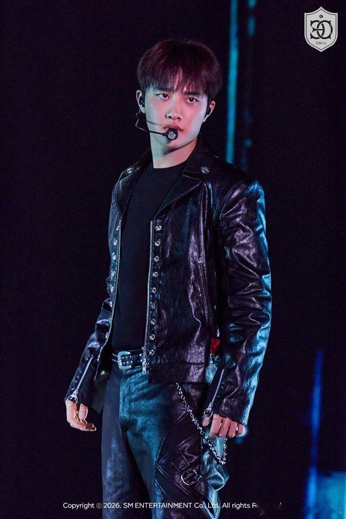 EXO演唱会官方图 EXO演唱会官方图，哥几个状态超级好啊！EXO演唱会出图