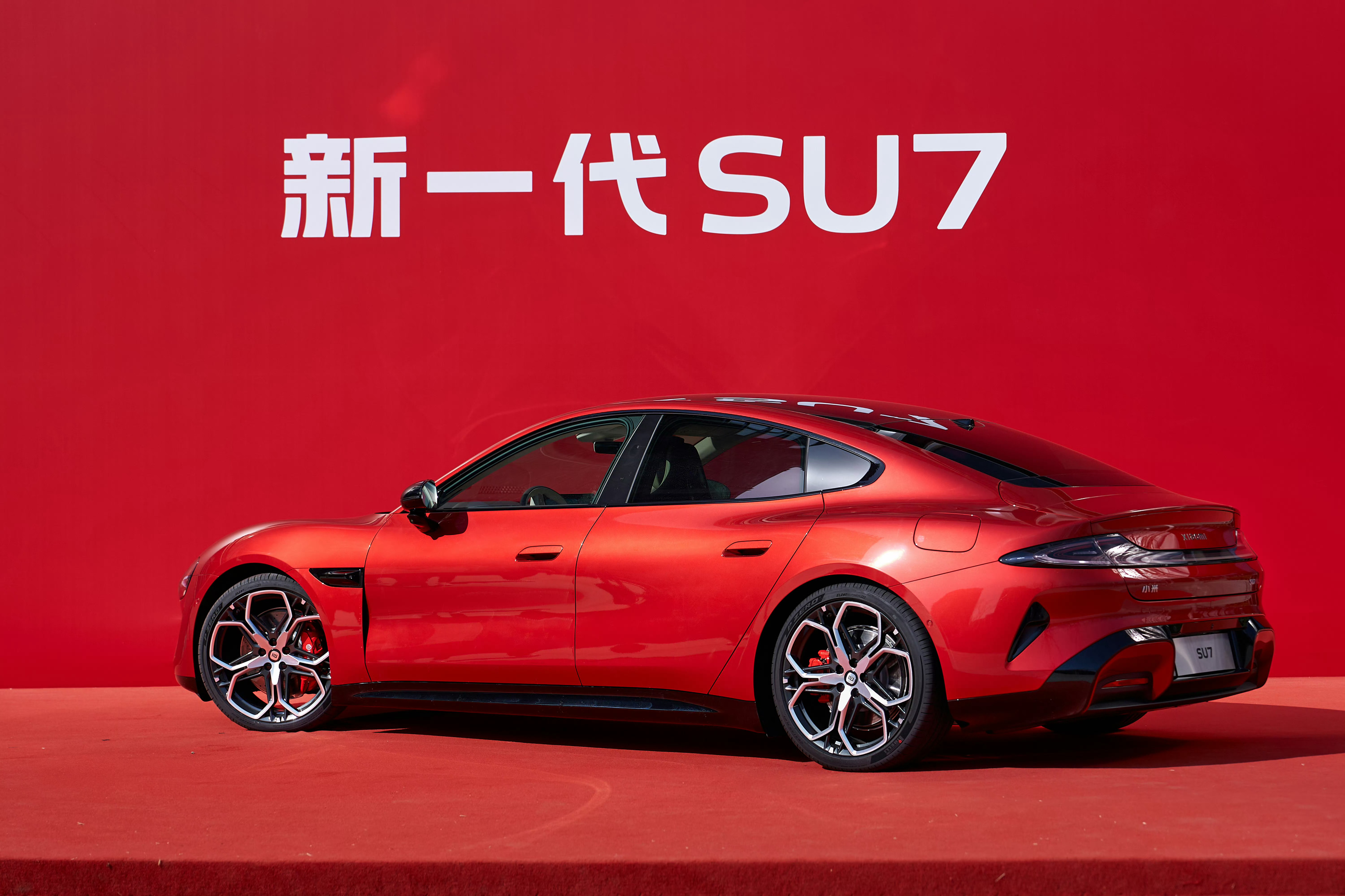 收集了一下汽车史上几款经典红色，没想到新一代小米SU7的赤霞红放在里面依旧亮眼，