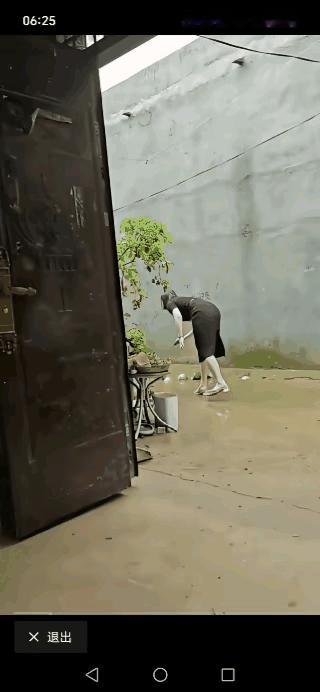 媳妇年轻貌美，性感妩媚。
这就是外面再挣钱，我也不出去打工的原因。[呲牙]